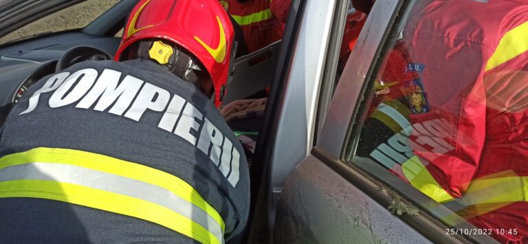 FOTO Accident grav petrecut în comuna Grivița, pe drumul național Bârlad-Galați! O femeie de 68 de ani a ajuns cu mașina în șanț!
