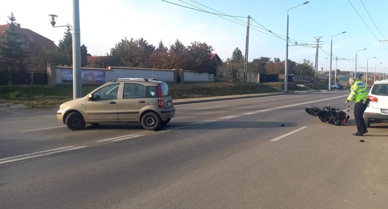 FOTO, VIDEO Motociclist accidentat grav, după ce un șofer neatent a făcut o manevră imprudentă! Motociclistul este la Spitalul Județean!