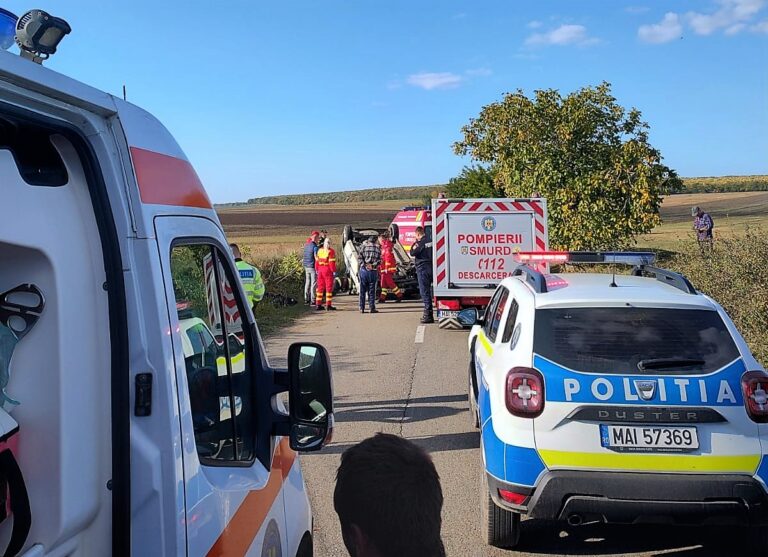 FOTO, VIDEO Incredibil, dar adevărat! Un șofer s-a răsturnat pe drumul județean de la Viișoara, fără să fie vreo mașină pe drum!