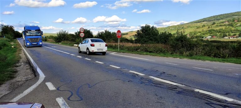Alertă pe DE 581! Asfaltul se deteriorează rapid, din cauza miilor de TIR-uri care tranzitează acest drum, după izbucnirea războiului din Ucraina!