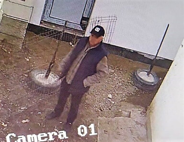 Acest domn, din zona Bârlad, este căutat pentru furtul unor plase de sârmă! Îl cunoaște cineva?