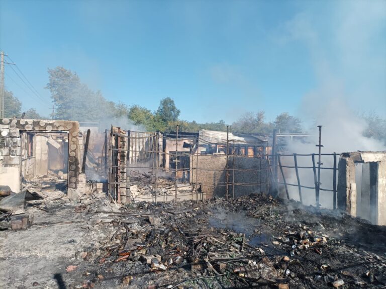 GALERIE FOTO Incendiu devastator în comuna Băcești! Un magazin a ars complet! Paguba: o jumătate de miliard de lei vechi!
