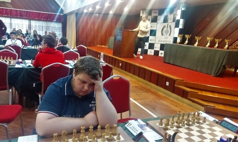 Un tânăr vasluian este CAMPION balcanic la șah! Face parte din clubul Sergent Radical Grup! ”Faci cinste Vasluiului și vasluienilor” – Ionel Sandu, managerul Radical Grup