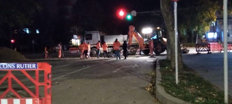 Noapte albă pentru constructorii de la Viacons Rutier! Strada Traian, asaltată de utilaje grele! Se fac traversări de cabluri, circulația este deviată!