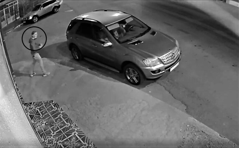 Un individ din Bârlad este căutat de Poliție, după ce a vandalizat mașina unui cetățean! Cine îl cunoaște, să sune la 112!