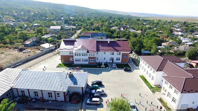 A furat de a ajuns spaima Zorleniului, inclusiv mobilul unei eleve! Acum, este în arest la domiciliu!