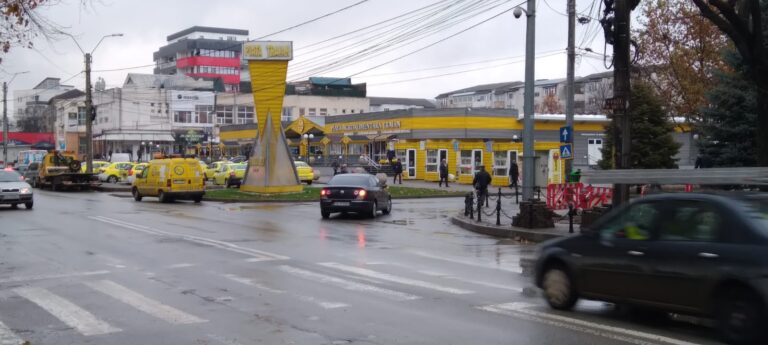 Alertă cu bombă, în Piața Traian, din Vaslui! Producătorii au fost scoși afară, a fost alertă falsă!