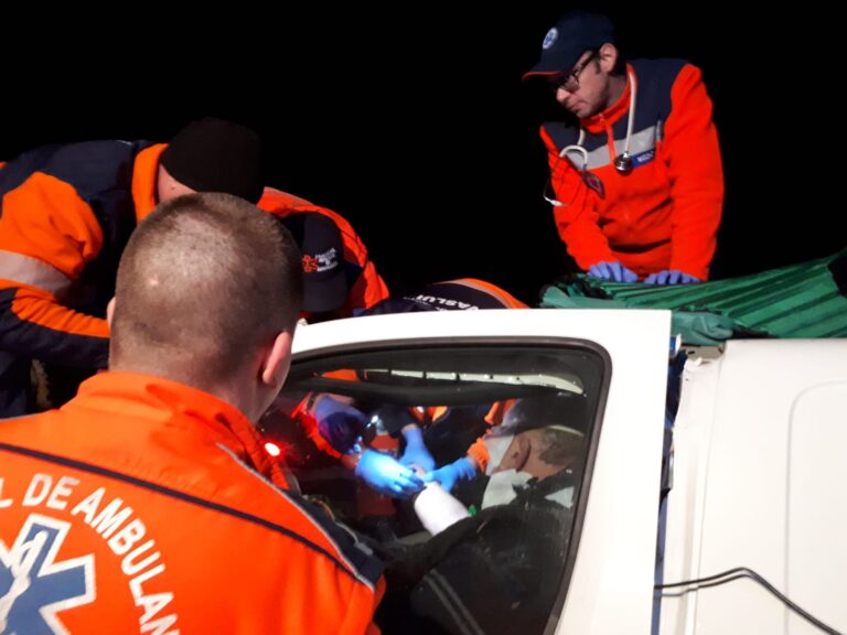 Accident îngrozitor în fața Ambulanței Bârlad! Un autoturism condus cu viteză s-a înfipt într-un stâlp, sunt două victime!