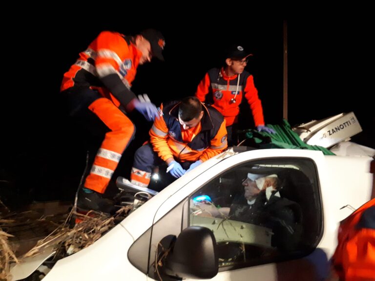 BREAKING NEWS Accident grav, pe DE 581, în zona Sârbi! O autoutilitară frigorifică a lovit în viteză un TIR! Martorii oculari spun că starea șoferului este gravă!