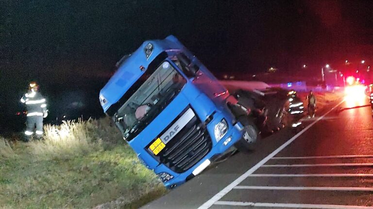 FOTO, VIDEO Accident grav pe DE 581, la Valea Grecului! Un TIR încărcat cu 15 tone de GPL a ajuns în șanț! Manevră imprudentă a șoferului moldovean!