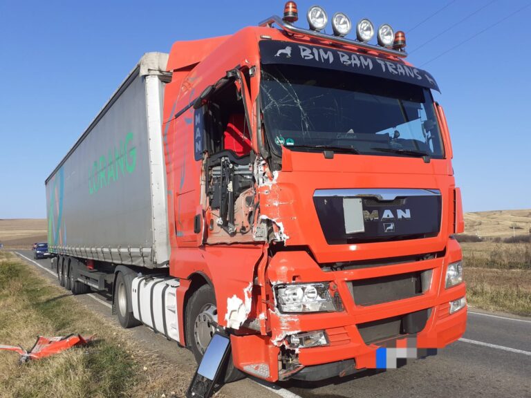 Trenul Regio Galați-Bârlad a lovit un TIR, în zona Grivița! Șoferul a scăpat doar cu o sperietură!