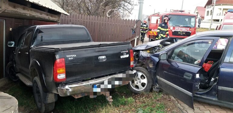 Accident de noaptea minții, în zona Moara Grecilor! Șoferiță din Boțești, manevră imprudentă! Două persoane au ajuns la Urgențele Spitalului Județean!