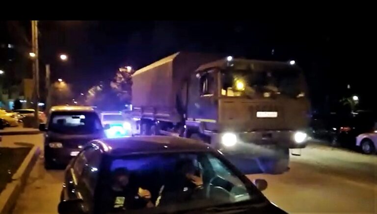VIDEO Pregătiri de război? Coloană de camioane și tehnică militară, miercuri seara, pe strada Traian, din Vaslui!