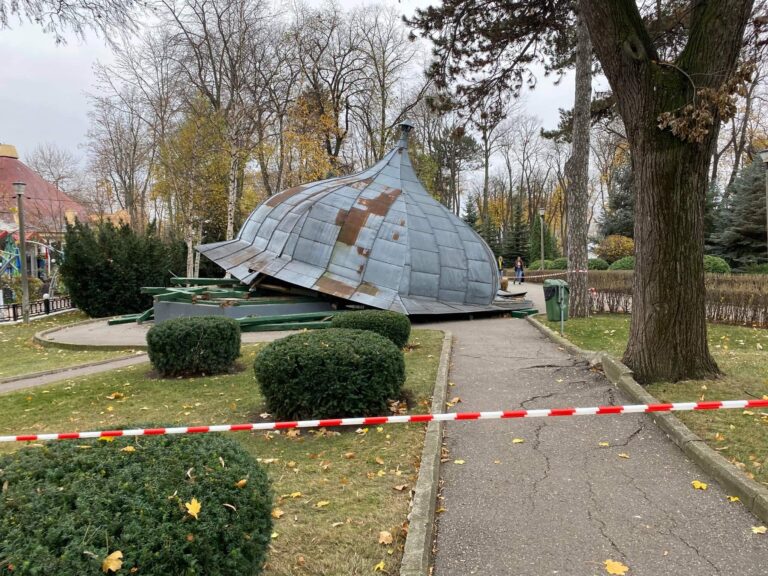 Ce NENOROCIRE! Un simbol al Vasluiului, care a făcut fericite multe generații de localnici, s-a prăbușit!