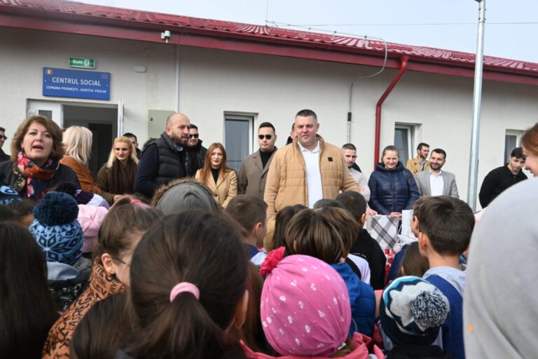 Ce bucurie pe copiii din Poienești! Deputatul Popica, tinerii din TSD și președintele Dumitru Buzatu au oferit 150 de cadouri, pentru micuții din localitate