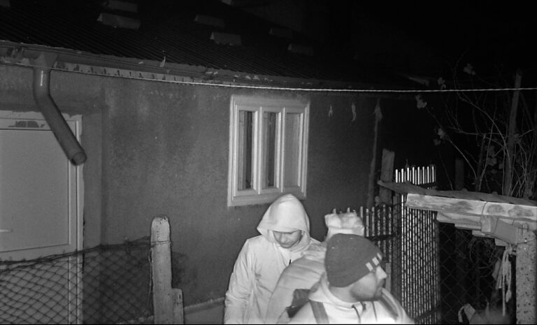 Atenție, aceștia sunt indivizi PERICULOȘI! Au atacat două case, în noaptea de 14 noiembrie, în comuna Tătărăni! Poliția are imaginile, dar nu a luat nicio măsură!