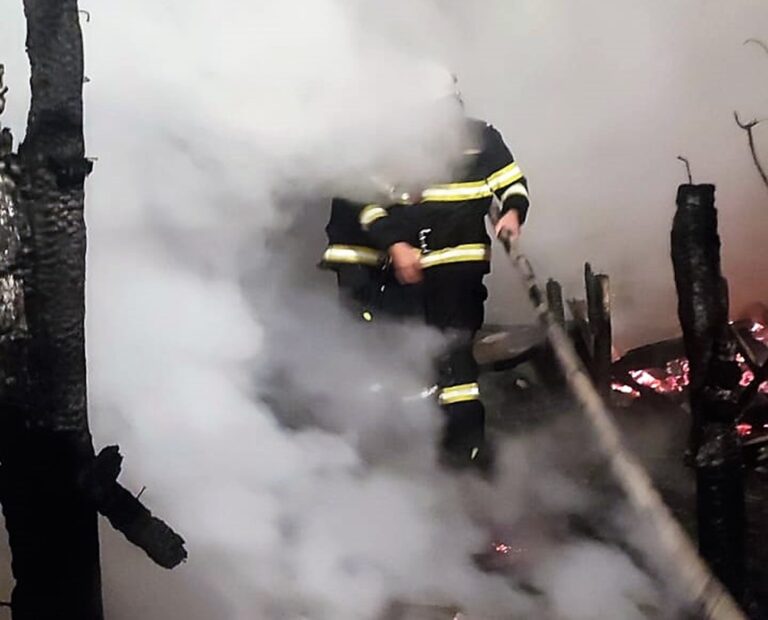 Un coș de fum defect a produs un incendiu la Bârzești, comuna Ștefan cel Mare