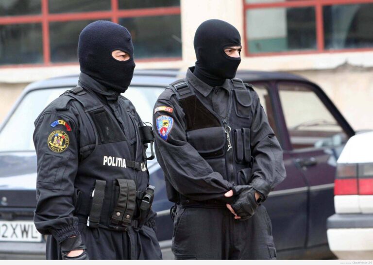 Tun de 2 milioane de euro, dat de o grupare de escroci din București! Mascații fac percheziții în mai multe județe, escrocii lucrau doar prin e-mail!