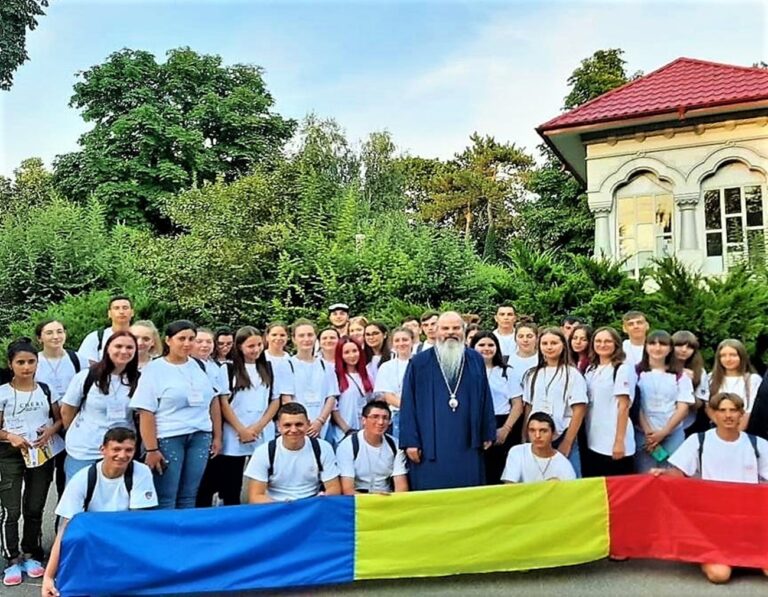 Cei mai buni elevi și studenți vasluieni vor primi burse din partea Episcopiei Hușilor! Până pe 5 decembrie, se depun dosarele la Eparhie