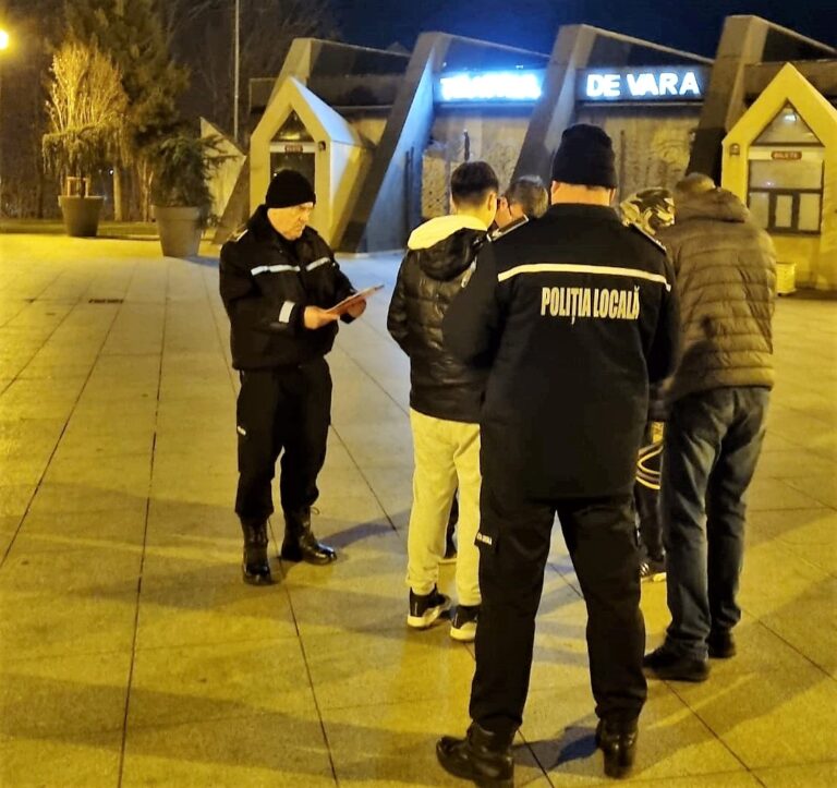 Acești copii se distrau aruncând cu petarde, noaptea, prin Vaslui! Oare, părinții ce spun despre cum se distrează copiii lor?