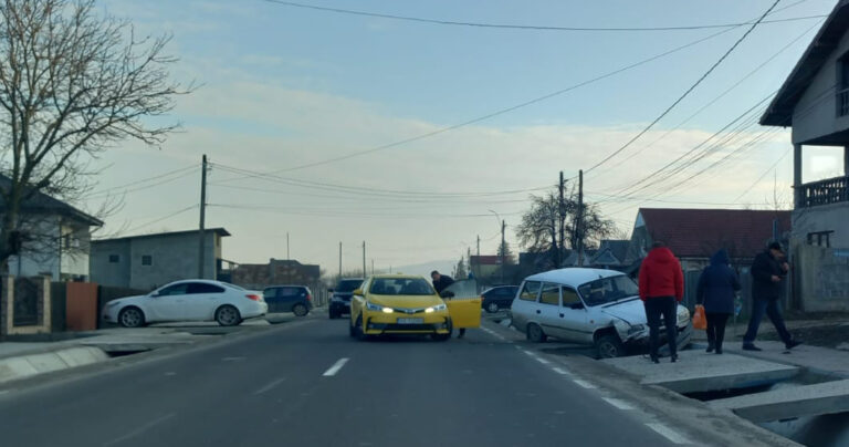 Accident cu trei mașini implicate, în suburbia Brodoc! Un taximetre este implicat în ciocnire!