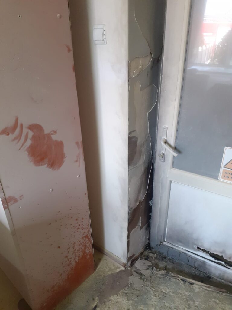 Flăcări la Primăria Gherghești! Un individ a dat foc la un birou, intervin pompierii din Bârlad!