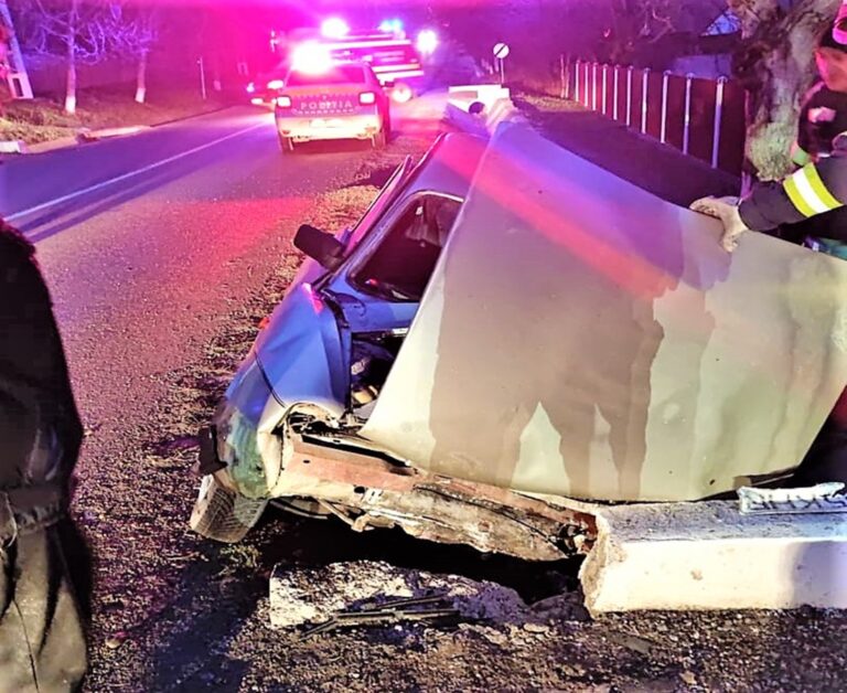 Cel mai prost șofer din 2022! S-a accidentat grav, de unul singur, în timp ce conducea pe drumul național Vaslui-Iași! Cum de nu a văzut drumul?