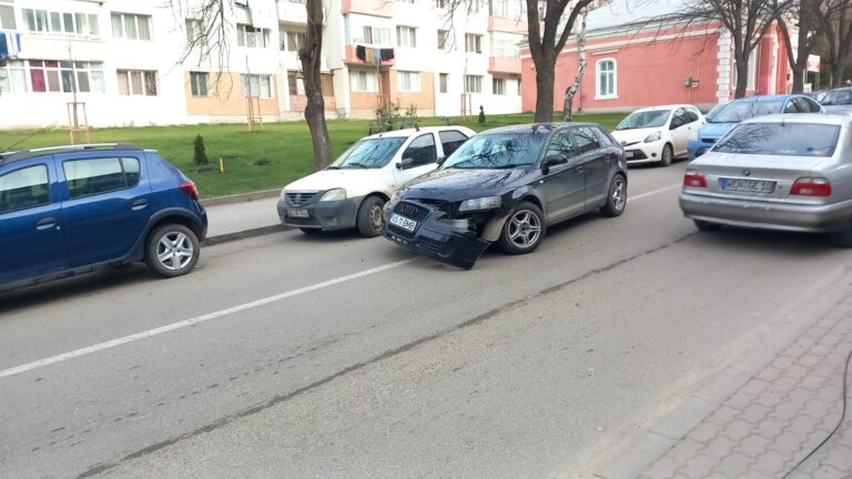 Accident ușor în fața sediului Inspectoratului de Stat în Construcții, la Vaslui! Un Audi a ieșit cam ”șifonat”!