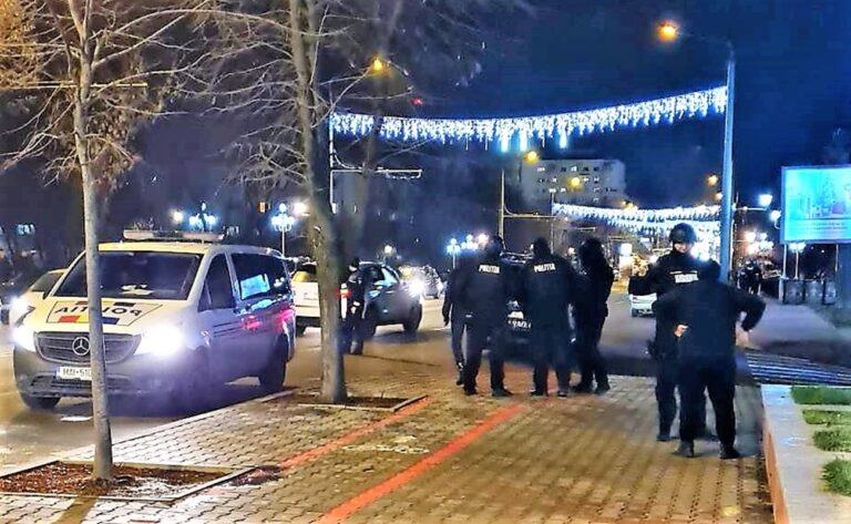 UPDATE Alertă în zona Gării, la Vaslui: Echipa de la SRI a verificat coletul suspect, nu este niciun pericol! Ipoteză: valiza aparține unui om al străzii! (VIDEO)