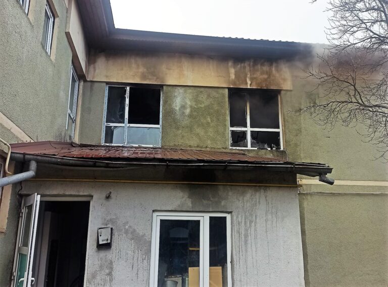 Flăcări uriașe într-un centru social din Huși! Doi bărbați sunt duși la Iași, la Chirurgie Plastică! Mai mulți copii au fost în pericol!