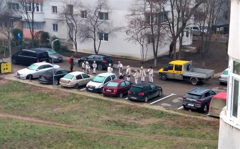 VIDEO ”Colindătorii cu boxa” deranjează locatarii din zona Traian! Unde este Poliția Locală?