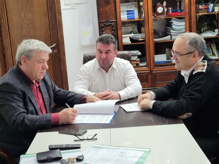 Vin alte trei autobuze electrice, la Bârlad! Primarul Dumitru Boroș a semnat contractul de finanțare! Locuitorii din Grivița vor beneficia de transport modern!
