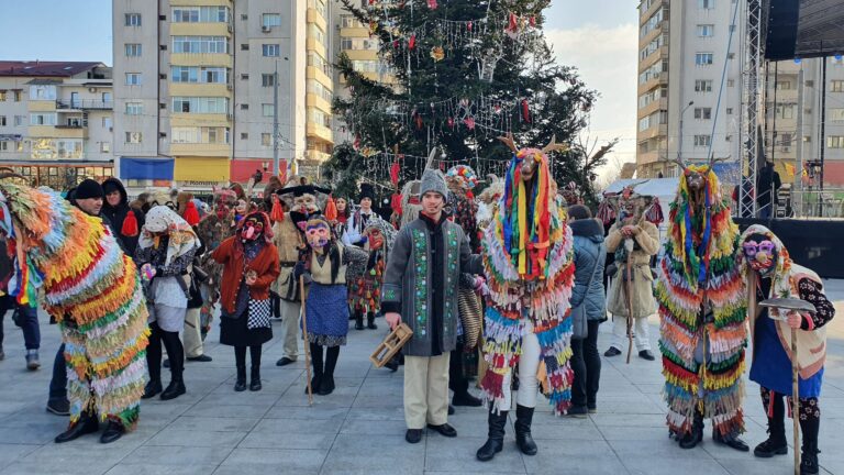 Urși, capre, jieni, urători, în Centrul Vasluiului! A început a 40-a ediție a Festivalului Datini și Obiceiuri de Iarnă! Sunteți așteptați în Centrul Civic (FOTO)
