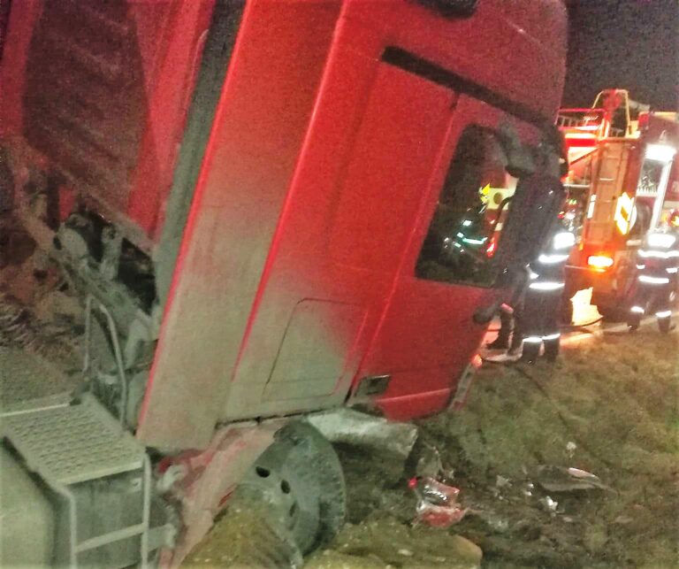 Accident, noaptea trecută, pe DE 581, în comuna Oltenești! Șoferul a scăpat ca prin urechile acului!