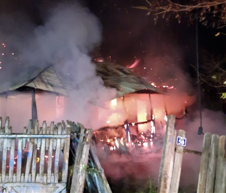 Un bărbat de 41 de ani a rămas fără acoperiș deasupra capului, după ce un incendiu i-a mistuit casa (GALERIE FOTO, VIDEO)