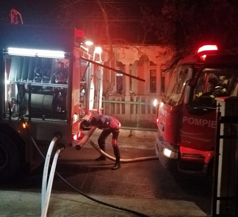 Incendiu la Huși, noaptea trecută! O casă a fost la un pas de a se face scrum, din cauza unui coș defect!