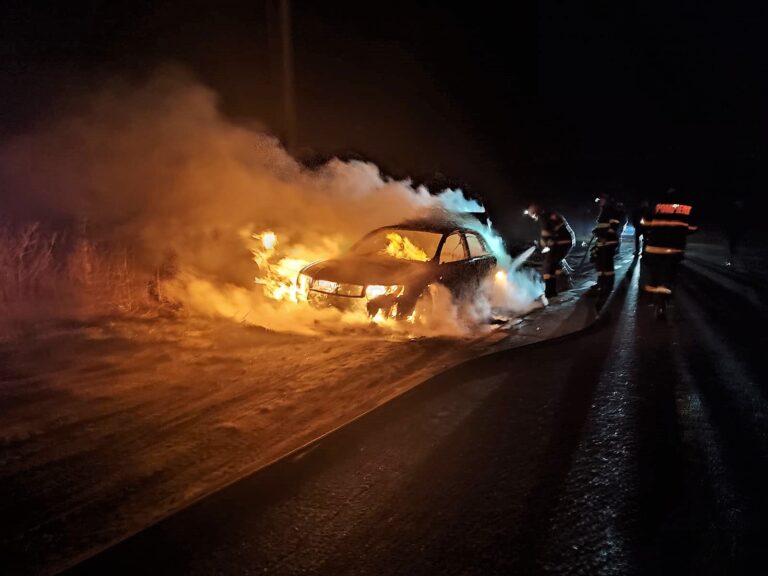 Un autoturism a ars ca o torță, duminică noaptea, între Popeni și Zorleni! N-a mai rămas nimic din mașină!