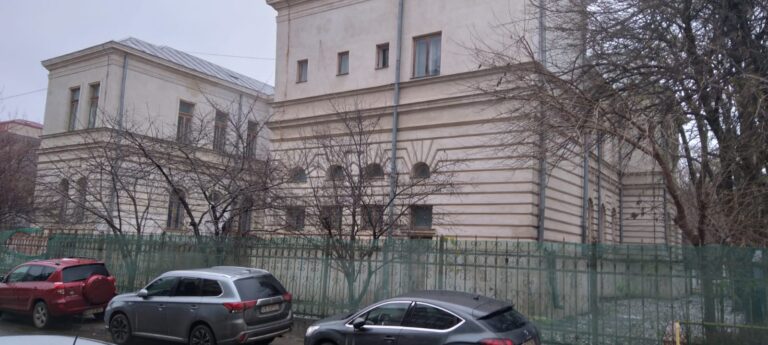 Scandalos! Un negreștean, care vine cu treburi la Judecătoria Vaslui, trebuie să aibă la el, MINIM, 100 de lei/zi! În acest timp, vechiul sediu pare părăsit de constructor!