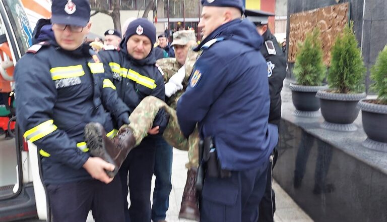 Doi militari din garda de onoare, care au dat onorul în Centrul Vasluiului, au leșinat! Ambulanța este în Centrul Civic!
