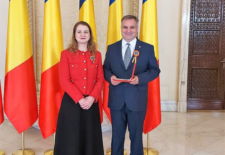 Doi profesori renumiți din învățământul vasluian au fost decorați de președintele României, cu prilejul Zilei Naționale