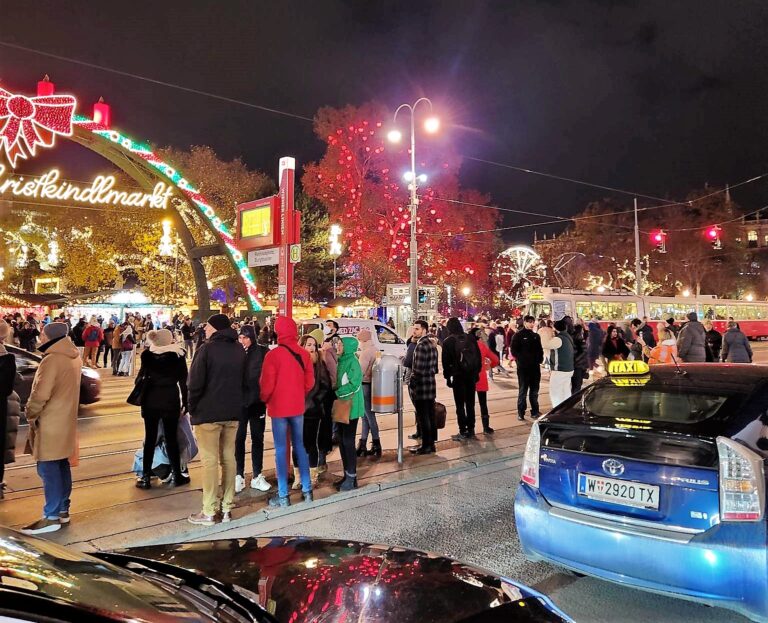 EXCLUSIV VSL Protest al românilor, în fața sediului Guvernului austriac! Aflăm, astăzi, dacă suntem primiți în Schengen!