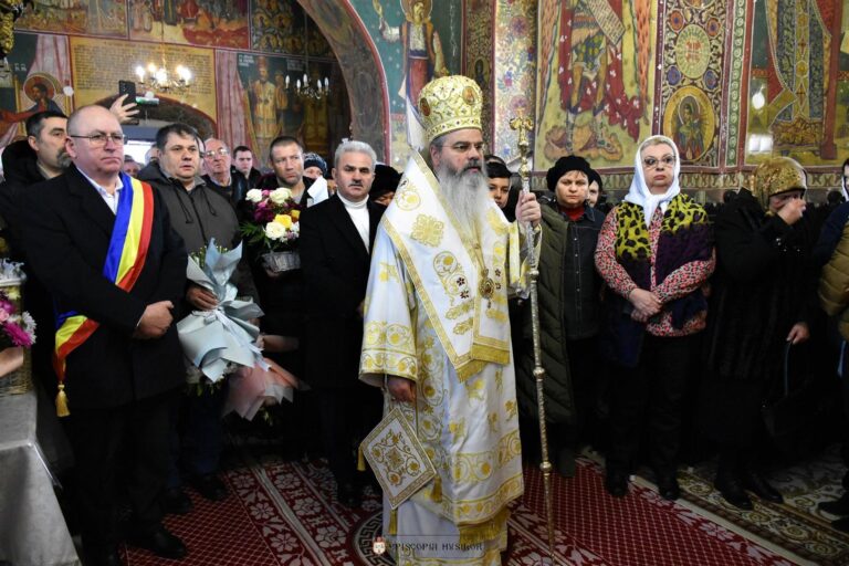 PreaSfințitul Ignatie, Episcopul Hușilor, în fața credincioșilor adunați la Mănăstirea Fâstâci: ”Cel care ameninţă, crezând că prin agresivitate îi poate stăpâni pe elevi, se înșeală”