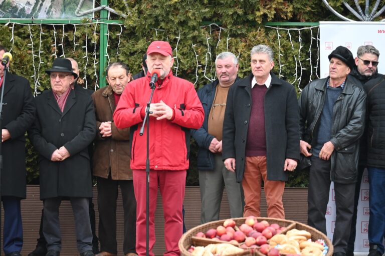 Urătorii au invadat centrul Vasluiului, de Sf. Ștefan! Dumitru Buzatu, președinte PSD: ”Vă dorim să fiți sănătoși și să aveți noroc, în 2023”