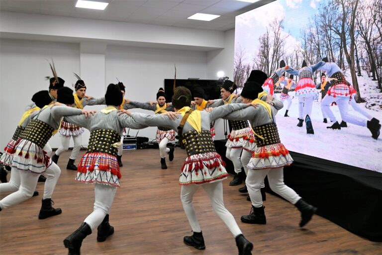 GALERIE FOTO Sunt frumoși, talentați și ne mândrim cu portul lor popular și cu obiceiurile unicat în județul Vaslui! Ei sunt formația ”RÂNDURILE”, de la Muntenii de Sus!