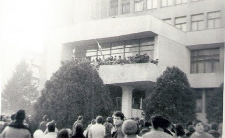 INCENDIAR! Documentele Securității județene, de dinainte de Revoluția din 1989, arătau că economia județului se prăbușește! ”Cozi, îmbulzează la butelii, în magazine lipsesc produse de uz personal”