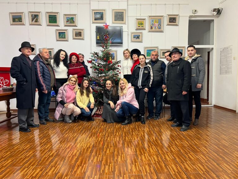 Tinerii politicieni din TSD Vaslui au dat startul sărbătorilor de iarnă! Brad frumos, în sediul PSD
