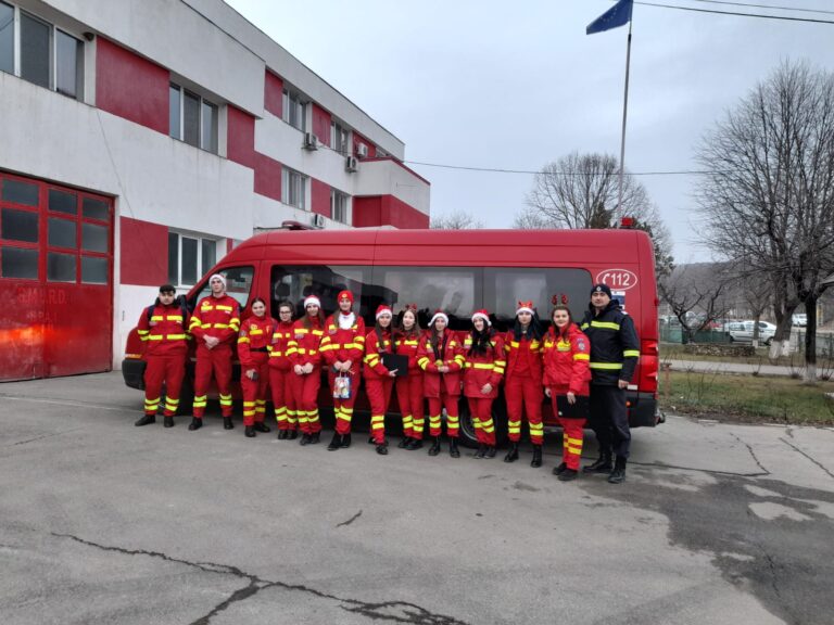 VIDEO, FOTO Voluntarii SMURD și Moș Crăciun au vizitat patru familii greu încercate de nevoi! Ascultați colindul acestor tineri inimoși!