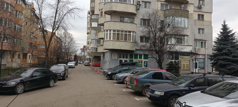 Alertă în zona Traian, cad bucăți de sticlă și tencuială de pe un bloc turn! Măsuri de protecție pentru locatari!