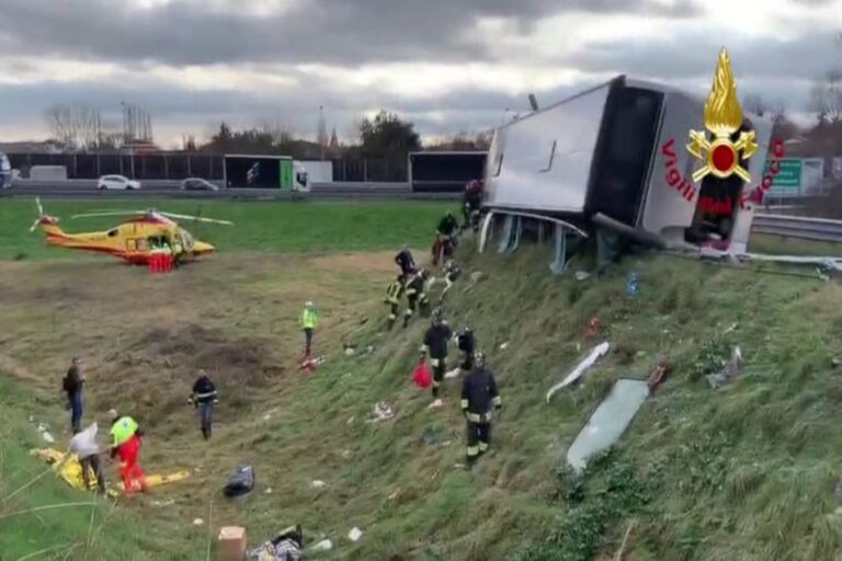 Un autocar din Botoșani s-a răsturnat pe o autostradă din Italia! Autocarul era plin de români!