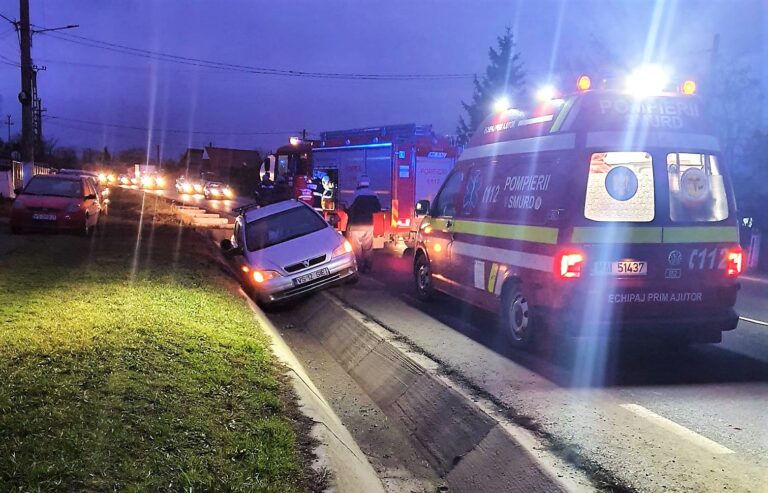 Accident la Băcăoani, în apropiere de Vaslui! Un șofer neatent a ajuns cu mașina în șanțul betonat!